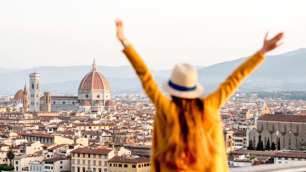 Foto mostra planejamento financeiro para viagem