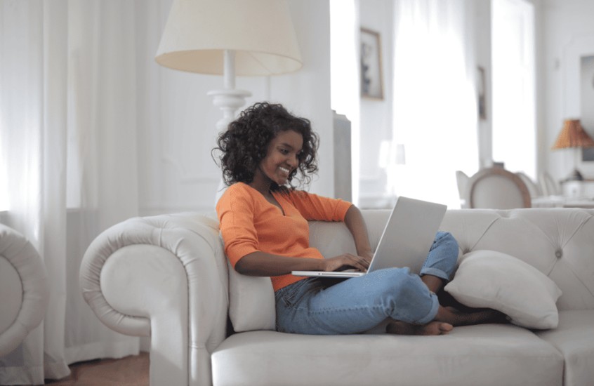 Medo de viajar sozinha: dicas sobre fazer pesquisa.